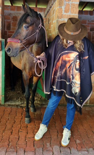 RUANA CABALLO NEGRO.