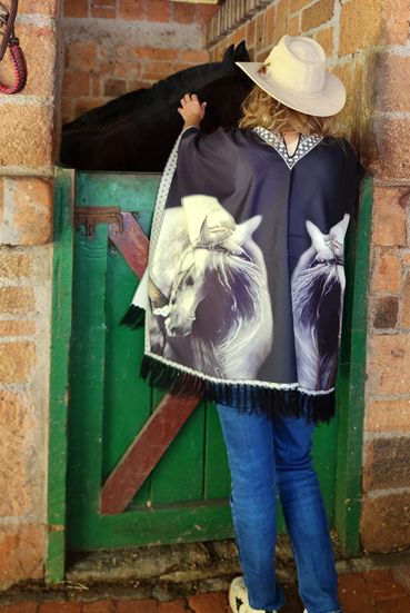 RUANA CABALLOS BLANCOS.