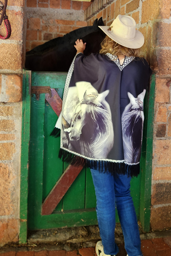 RUANA CABALLOS BLANCOS.